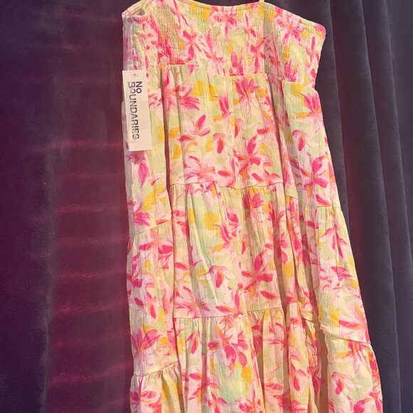 No BounDaries Dresses & Skirts - This is a very pretty floral dress